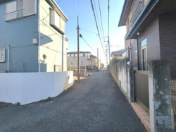 前面道路は広さがあり車や自転車の出入りがしやすい環境です。周辺には住宅が建ち並び落ち着いた街並みが広がっています。電柱や配線が整然と設置されており周囲の視界も良好です。敷地前の歩道も整備されています。