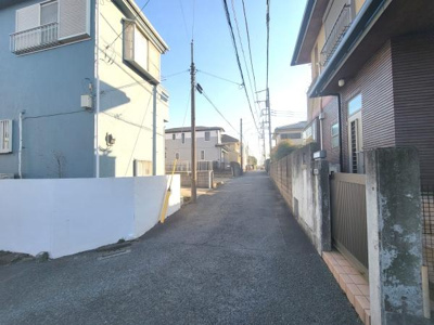 前面道路は広さがあり車や自転車の出入りがしやすい環境です。周辺には住宅が建ち並び落ち着いた街並みが広がっています。電柱や配線が整然と設置されており周囲の視界も良好です。敷地前の歩道も整備されています。