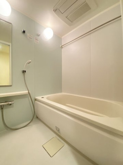 ～暖房乾燥機付きの浴室～ヒートショック対策にもなる浴室暖房を標準装備。冬場でも暖かくしてからご入浴が可能です。乾燥機も付いておりますので、雨の日でも洗濯物を干せます。