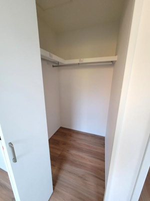 収納スペースがしっかりと確保されています。扉付きで使い勝手が良いクローゼットです。衣類や荷物の整理がしやすい構造となっています。室内がすっきりと保てます。奥行きも十分にあります。