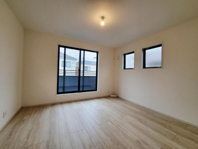 明るい洋室で窓が大きく通風も良好です。ナチュラルなフローリングが空間を広く見せます。シンプルな内装なので家具の配置も考えやすいです。二面採光で光がしっかりと差し込みます。