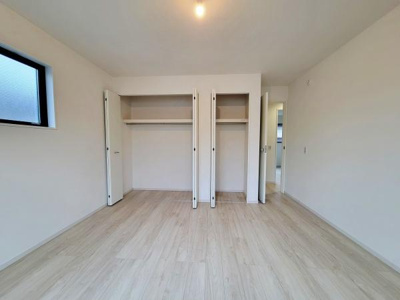 シンプルで使いやすい収納スペースが設けられています。室内はナチュラルな色合いで統一されています。収納扉がしっかり備わっているため空間をすっきりと見せることができます。清潔感のある内装が特徴です。