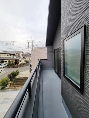 開放感のあるバルコニーは外からの光をしっかり取り込みます。手すりや外壁も落ち着いた色合いで統一され住まい全体の雰囲気に調和しています。使い勝手の良い広さが確保されており様々な用途に活用できます。
