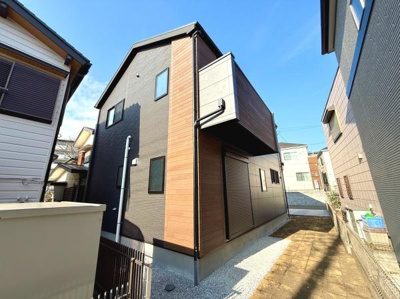 スタイリッシュな外観が印象的な住宅です。外壁のカラーコントラストが魅力的です。広々とした敷地で開放感があります。周囲とのプライバシーも意識されたデザインとなっています。駐車スペースも確保されています。