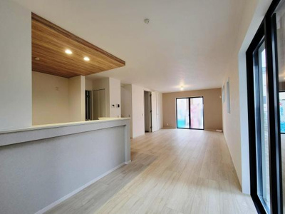 リビングは広々とした空間が広がり窓からたっぷりと自然光が入ります。木目調の天井がアクセントになっています。床は明るい色合いで開放感を演出します。シンプルな内装で好みに合わせたインテリアが楽しめます。