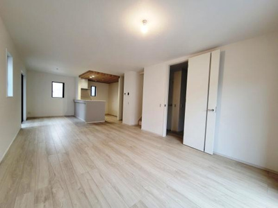 リビングはナチュラルなフローリングが映える空間です。天井のアクセントが印象的で明るい室内となっています。キッチンとの一体感が感じられ広々とした開放感があります。