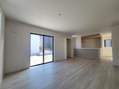 シックな外観が目を引く住宅です。重厚感のある色合いが落ち着いた印象を与えます。シャッター付きの窓が備わっています。周囲には電線や建築中の足場が見られます。全体的に新築の雰囲気が感じられる外観です。