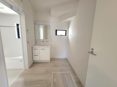 区画図から敷地の形状や道路との接道状況が明確に把握できます。駐車スペースの配置も分かりやすく確認できます。出入口や隣地との距離感も確認しやすい構成です。全体のバランスが図上で理解しやすい内容です。