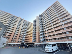 存在感のある大規模マンションでゆとりのあるスペースが確保されています。バルコニーが多く開放感を感じる外観が特徴です。敷地内には駐車場や自転車置き場が整備されており利便性も備わっています。