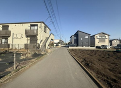 前面道路が広く車の出入りもスムーズに行えます。周囲の建物も落ち着いた雰囲気です。整った道路環境が印象的です。現地の様子も確認しやすく安心して選べます。開放感のある街並みが広がっています。