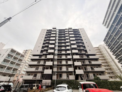 スタイリッシュな外観が印象的なマンションです。並び立つバルコニーが特徴的でモダンな雰囲気を感じさせます。建物前には駐車スペースも用意されています。