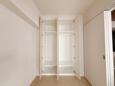 二つに分かれた収納スペースで整理整頓がしやすいです。白を基調としたシンプルなデザインが特徴です。扉付きでお部屋をすっきりと見せることができます。奥行きがあるためさまざまな物を収納するのに適しています。