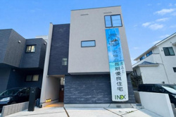 モダンな外観が特徴的な建物です。直線的なデザインで洗練された印象を与えます。日の光が入りやすい大きな窓が魅力です。駐車スペースもゆったり確保されています。周囲との調和を感じさせる外観です。