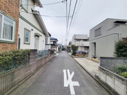 前面道路は見通しが良く住環境の確認にも適しています。幅員も十分に確保されており日常の出入りがスムーズです。周囲の住宅も整然としていて落ち着いた街並みが特徴です。