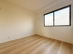 洋室は二面採光のため日中も明るい空間です。ナチュラルカラーのフローリングが部屋全体にやわらかな印象を与えます。窓のサイズが大きいので開放感も感じられます。