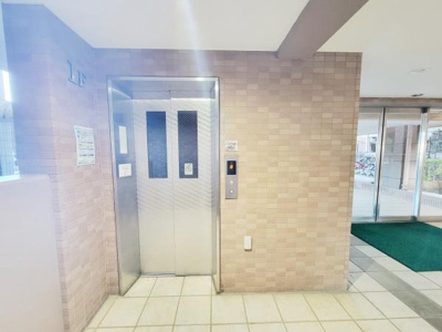 エントランス付近に明るい雰囲気のエレベーターが設置されています。