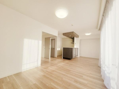 リビングは明るい採光が感じられる空間です。ナチュラルなフローリングが部屋全体の印象をやわらげています。シンプルなデザインで統一されておりレイアウトの自由度が高いです。ダイニングとの一体感も魅力です。