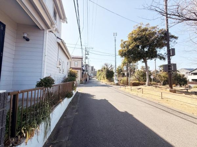 前面道路を含む現地写真です。周辺には緑も多く住宅街の雰囲気が感じられます。