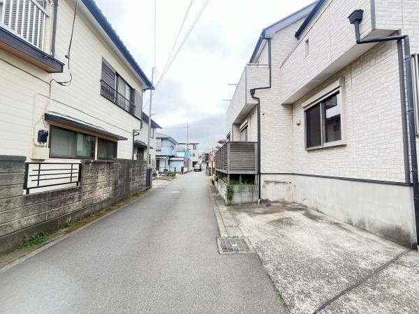 前面道路は舗装されており車の通行がしやすい幅員となっています。周辺住宅は整然と並び落ち着いた街並みが広がります。電線も整理されており現地の様子がしっかり確認できます。