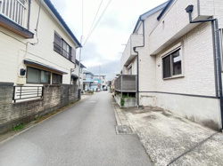 前面道路は舗装されており車の通行がしやすい幅員となっています。周辺住宅は整然と並び落ち着いた街並みが広がります。電線も整理されており現地の様子がしっかり確認できます。