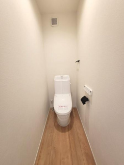 清潔感のあるシンプルなトイレ空間です。壁や床の明るい色合いが圧迫感を感じさせません。換気設備も備わっており快適にご利用いただけます。ペーパーホルダーやリモコンも見やすく設置されています。