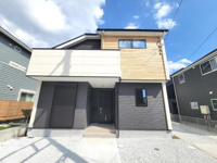 シンプルな外観が印象的な住宅です。モダンなデザインと優しい木目調が調和しています。玄関アプローチがすっきりと整っています。窓の配置もバランスが取れています。防犯面にも配慮された造りです。