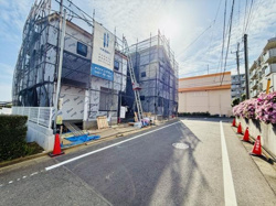 現地は前面道路が広く車の出入りがしやすい配置です。建築中の様子が確認でき周辺の環境も見渡せます。道路沿いには花壇が設置され彩りが感じられます。角地に位置し採光面にも配慮されています。