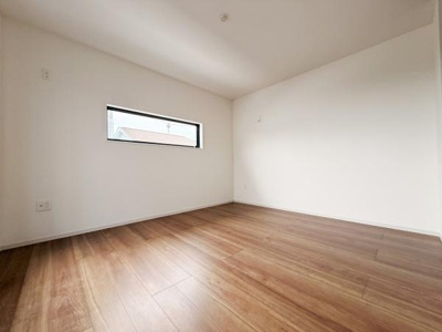 シンプルな内装が特徴の子供部屋です。広々とした空間で家具の配置も工夫できます。横長の窓が室内に明るさをもたらします。