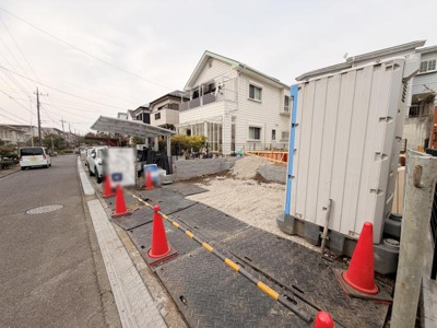 現地は工事中のため更地の状態が確認できます。