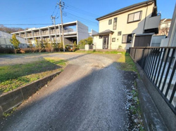 現地土地写真の通り広々とした敷地が印象的です。接道部分もゆったりとしたスペースが確保されています。周囲は住宅が立ち並び整った区画に位置しています。陽当たりも良好で明るい雰囲気が感じられます。