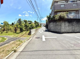 前面道路は幅員がしっかりと確保されており車両の通行もスムーズです。