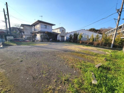 現地土地写真から広々とした敷地が確認できます。隣接する建物との距離もあり開放的な空間が広がっています。道路に面しているため車でのアクセスも良好です。日当たりもしっかり確保された土地です。