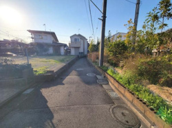 前面道路は舗装されており車の出入りもスムーズに行えます。周辺には植栽があり落ち着いた雰囲気が感じられます。道路幅も確保されているため移動も安心です。電柱や歩道の整備も整っています。