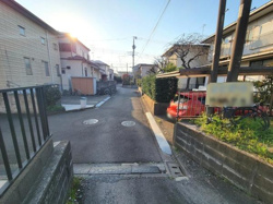 静かな住宅街に位置する道路です。周囲は落ち着いた雰囲気で車通りも少なく安心感があります。幅のある道が広がっておりすっきりとした街並みが魅力です。両側には戸建て住宅が並び落ち着いた環境となっています。