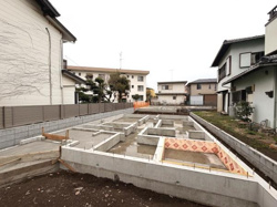 基礎工事がしっかりと行われている様子が見受けられ安心感のある外観です。周囲は閑静な住宅が立ち並んでおり落ち着いた環境が期待できます。道路に面していて駐車やアクセスにも便利です。