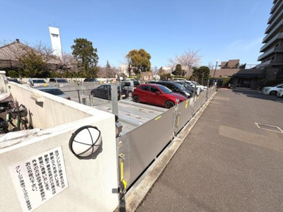 敷地内に駐車場が設けられており車の出し入れがしやすい環境です。しっかりとしたフェンスで囲われているため安心感があります。広々としたスペースが確保されており複数台の駐車に対応しています。