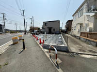 前面道路は見通しが良く歩道も整備されています。建築中の現地は角地に位置し開放感があります。周辺は住宅が並び落ち着いた街並みが特徴です。現地敷地は整形地で利用しやすい形状です。