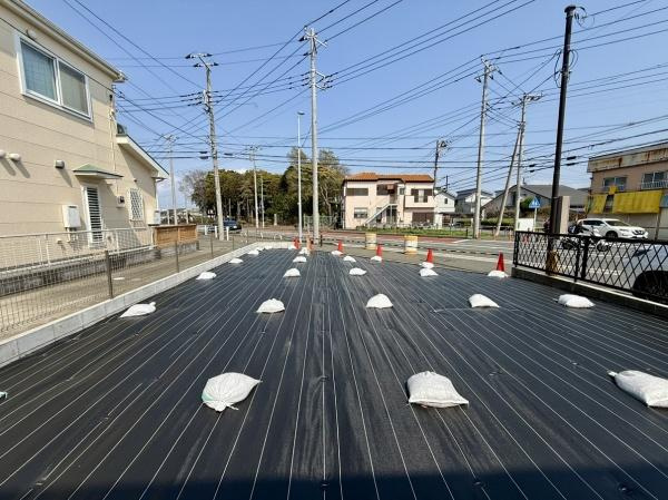 現地土地写真です。周囲は住宅が立ち並び整った町並みが広がっています。道路に面しており車の出入りにも便利な環境です。平坦な敷地で活用しやすい形状となっています。陽当たりもしっかりと確保されています。