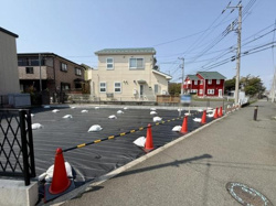 前面道路は幅員がしっかりと確保されており車の通行や駐車も安心です。現地写真から周辺の住宅街の様子もうかがえ落ち着いた環境が感じられます。道路沿いの整備も行き届いています。