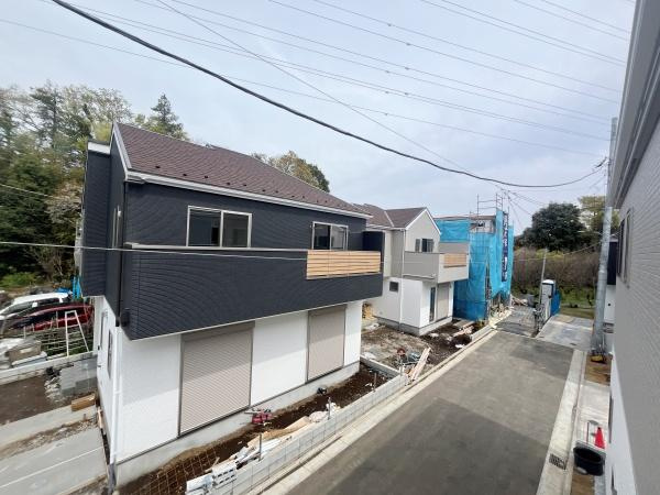 前面には隣家があり住宅地の落ち着いた眺望が広がっています。周囲には新しい住宅が並び整った街並みが特徴です。道路幅もありすっきりとした印象の現地からの見晴らしです。