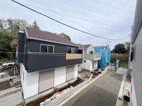 前面には隣家があり住宅地の落ち着いた眺望が広がっています。周囲には新しい住宅が並び整った街並みが特徴です。道路幅もありすっきりとした印象の現地からの見晴らしです。