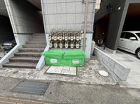 敷地内には複数のガスメーターが整然と設置されており管理が行き届いた印象を受けます。共用部分のごみ収集ボックスも設置されており日常の利便性に配慮されています。