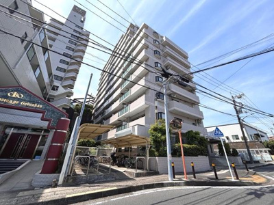 スタイリッシュなデザインが目を引く外観です。白を基調とした清潔感のある印象が特徴です。バルコニー付きのお部屋が多く開放感が感じられます。