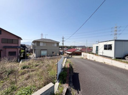 前面道路は幅員が確保されておりお車の出入りもしやすい印象です。周辺は開放感があり明るい雰囲気が広がっています。住宅街のため落ち着いた環境が整っています。敷地との高低差も少なく活用しやすい土地です。
