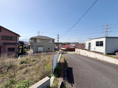 前面道路は幅員が確保されておりお車の出入りもしやすい印象です。周辺は開放感があり明るい雰囲気が広がっています。住宅街のため落ち着いた環境が整っています。敷地との高低差も少なく活用しやすい土地です。