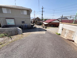 前面道路が舗装されており周辺は住宅が立ち並ぶ落ち着いたエリアです。道幅もしっかりと確保されていて自動車の出入りもスムーズです。敷地周辺には塀やフェンスが設置され安心感があります。