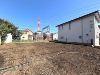 現地土地写真では広々とした敷地の様子がはっきりと確認できます。日当たりの良さが魅力的で周囲には住宅も立ち並んでいます。整地された土地が建築のイメージを膨らませます。周囲の環境も分かりやすい写真です。