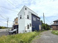 シンプルで落ち着いた外観が魅力の住宅です。周辺には緑が感じられゆったりとした雰囲気が広がっています。前面道路も幅広く車の出し入れがしやすい配置です。