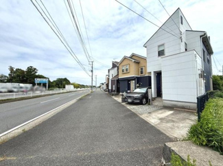 前面道路が広く車の出し入れがしやすい環境です。周辺には住宅が整然と並び落ち着いた印象があります。歩道もあり移動時も安心です。道路沿いの見通しが良好です。電柱や配線も整然と配置されています。