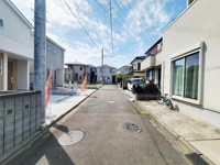 すっきりとした前面道路が広がり周囲には落ち着いた住宅が並んでいます。車の出し入れもしやすい環境です。日当たりも良好な印象です。電線や道路設備も整っています。
